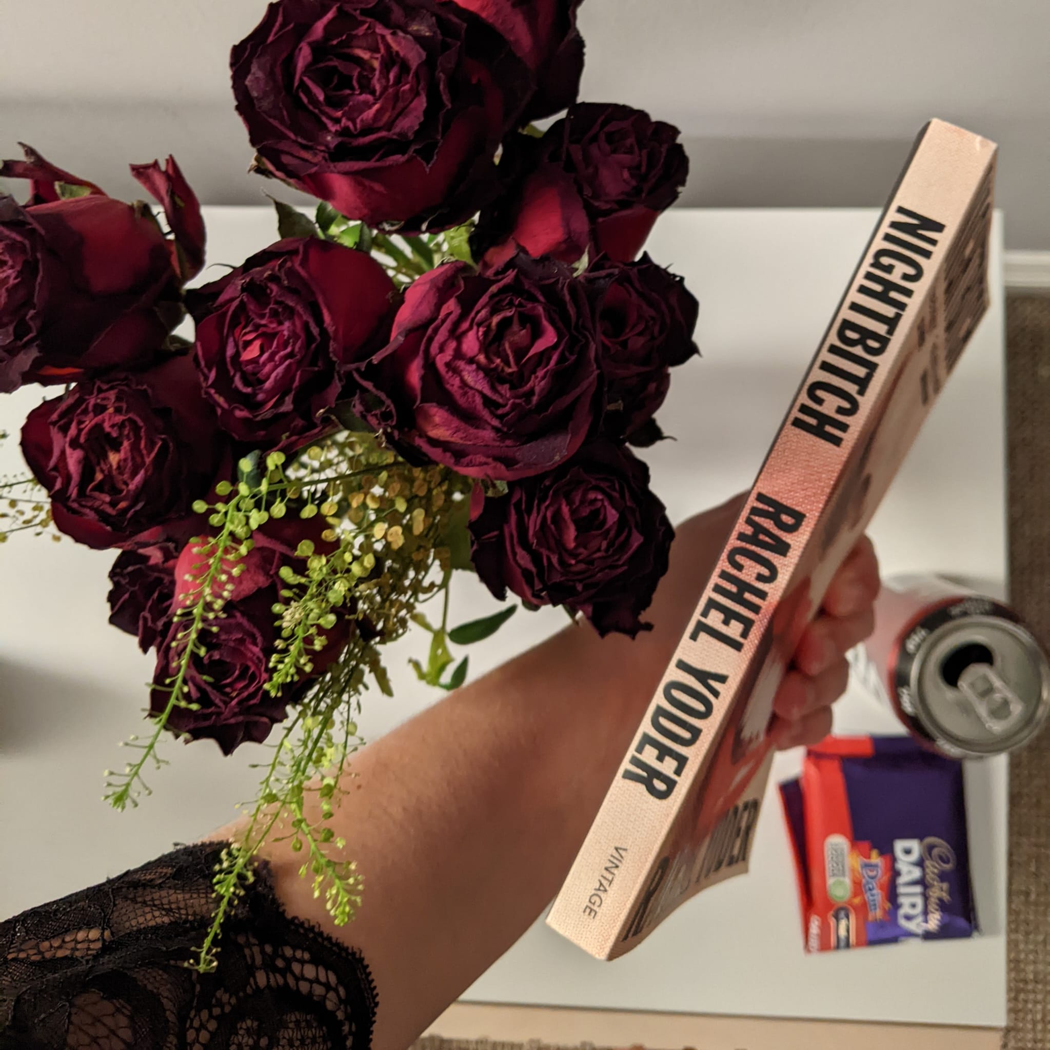 A picture of the novel against roses